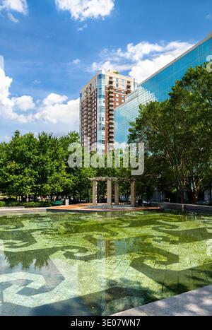 Moderno paesaggio urbano caratterizzato da una piscina decorativa riflettente con motivi geometrici al Centennial Olympic Park nel centro di Atlanta, Georgia. Foto Stock