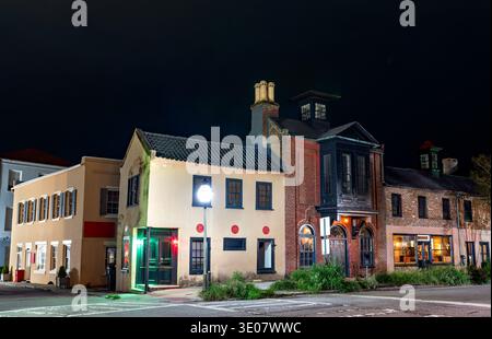 Edifici storici illuminati e architettura tradizionale su East Bay Street di notte nel centro di Charleston, South Carolina. Foto Stock