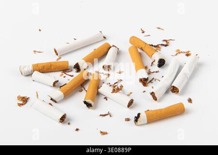 foglie di tabacco essiccate con sigarette isolate su fondo bianco Foto Stock