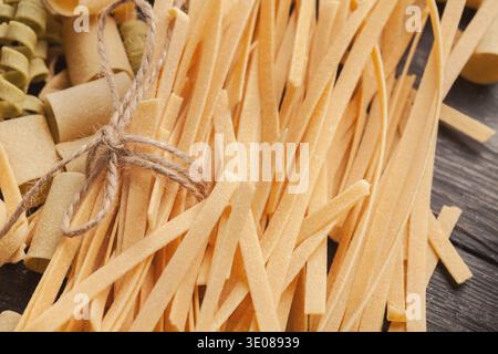 Raccolta di diversi tipi di pasta preparata per cucinare e servire in cucina Foto Stock
