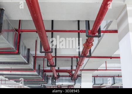 Soffitto di edifici industriali che mostra sistemi idraulici e antincendio Foto Stock