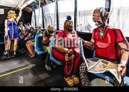 Scultura dell'autobus dell'artista Red Grooms, raffigurante la frenetica vita cittadina con vari passeggeri, FENIX, museo sulla migrazione, in un magazzino storico in Foto Stock