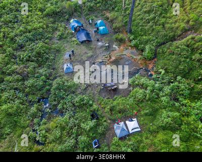 Vista aerea degli escursionisti che campeggiano intorno alle sorgenti termali vulcaniche sul sentiero del monte Rinjani Foto Stock