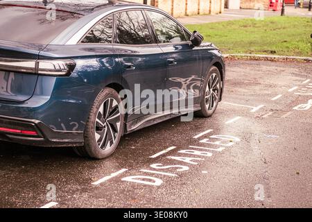 LONDRA - auto elettrica parcheggiata in un parcheggio per disabili sulla strada residenziale Foto Stock