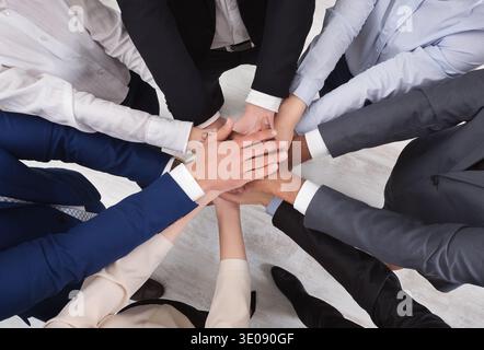 Vista dall'alto delle mani dei giovani imprenditori Foto Stock