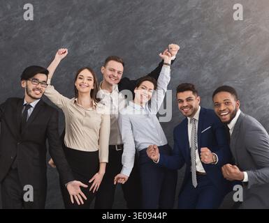 Gruppo multietnico sorridente che si diverte e posa Foto Stock