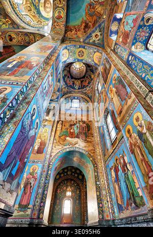 I visitatori esplorano i pittoreschi murali e le pareti piastrellate della Chiesa del Salvatore sul sangue versato a San Pietroburgo, Russia. Foto Stock