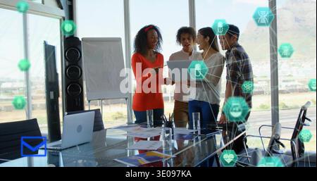 Revisione di un team di quattro persone con maglione arancione e biz-casual al tavolo con sovrapposizioni di documenti del notebook Foto Stock