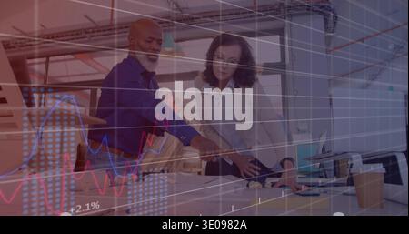 I colleghi che si appoggiano all'abbigliamento dell'ufficio che rivedono i documenti alla scrivania, con laptop, caffè, sovrapposizioni di dati Foto Stock