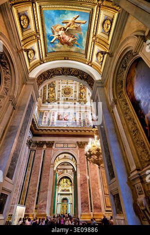 La gente cammina all'interno della cattedrale di Sant'Isacco a San Pietroburgo. Gli interni mostrano un'architettura dettagliata e opere d'arte. Foto Stock