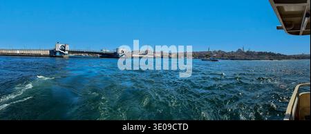 Vista panoramica della storica moschea di Rüstem Pasha nel quartiere di Eminönü sul Bosforo. Sulla sinistra, il ponte Galata e Yeni Cami, barche da escursione Foto Stock