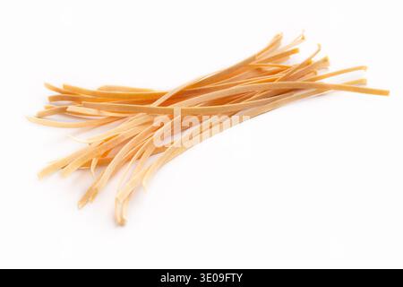 Pasta fresca fatta in casa isolata Foto Stock