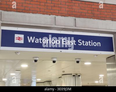 Londra, Regno Unito, 2 marzo 2026: Vista dell'ingresso alla stazione ferroviaria di Waterloo East Foto Stock
