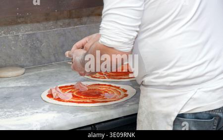 Margherita pizza cotta nel forno a legna Foto Stock