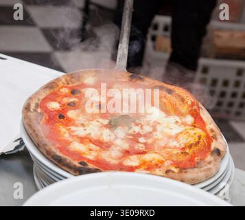 Margherita pizza cotta nel forno a legna Foto Stock
