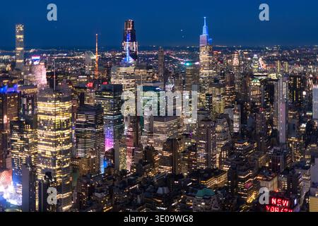 New York, New York, Stati Uniti - Una vista notturna dall'alto angolo mostra il denso gruppo di grattacieli illuminati di Midtown Manhattan Foto Stock