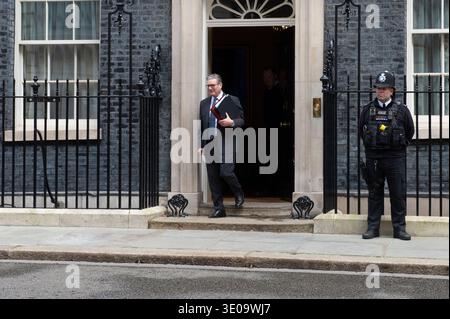 Il primo ministro britannico Sir Keir Starmer lascia Downing Street per i PMQ Foto Stock