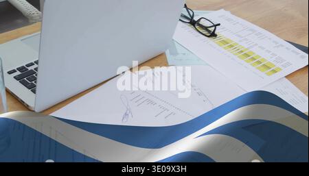 Esporre la scrivania in legno in ufficio con un laptop aperto in argento a sinistra, con foglio con firma e occhiali Foto Stock