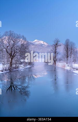 Deflusso del Loisach da Kochelsee in inverno di fronte a Herzogstand (1731 m) e Heimgarten (1790 m), Kochel am SEE, alta Baviera, Baviera, Germa Foto Stock