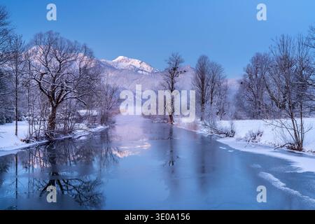 Deflusso del Loisach da Kochelsee in inverno di fronte a Herzogstand (1731 m) e Heimgarten (1790 m), Kochel am SEE, alta Baviera, Baviera, Germa Foto Stock