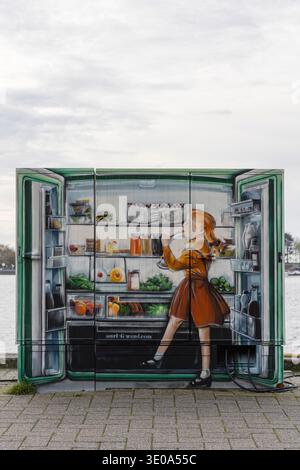 Graffiti, scatola di distribuzione di elettricità a Bontekai di Wilhelmshaven artista di graffiti Thorben IDE, 'Word-G-Wall', frigorifero aperto con una ragazza, W. Foto Stock