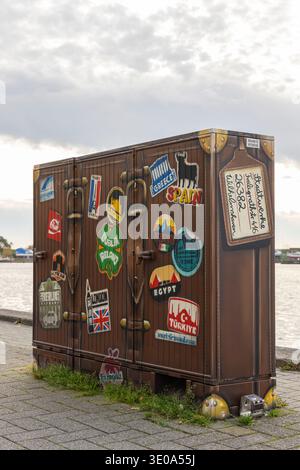 Graffiti, scatola di distribuzione di elettricità a Bontekai di Wilhelmshaven artista di graffiti Thorben IDE, 'Word-G-Wall', valigia con motivi con adesivi, Wilhelms Foto Stock