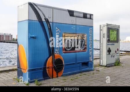 Graffiti, due scatole di distribuzione di energia elettrica a Bontekai dell'artista di graffiti Wilhelmshaven Thorben IDE, 'Wort-G-Wand', registratore di cassette motivi della Foto Stock