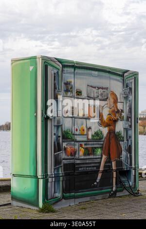Graffiti, scatola di distribuzione di elettricità a Bontekai di Wilhelmshaven artista di graffiti Thorben IDE, 'Word-G-Wall', frigorifero aperto con una ragazza, W. Foto Stock