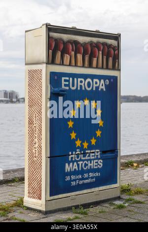 Graffiti, scatola di distribuzione di energia elettrica a Bontekai di Wilhelmshaven artista di graffiti Thorben IDE, "Word-G-Wall", motivo grande matchbox, Wilhelmshaven, L. Foto Stock