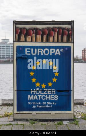 Graffiti, scatola di distribuzione di energia elettrica a Bontekai di Wilhelmshaven artista di graffiti Thorben IDE, "Word-G-Wall", motivo grande matchbox, Wilhelmshaven, L. Foto Stock