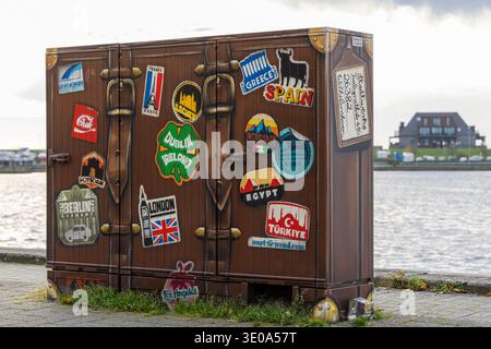 Graffiti, scatola di distribuzione di elettricità a Bontekai di Wilhelmshaven artista di graffiti Thorben IDE, 'Word-G-Wall', valigia con motivi con adesivi, Wilhelms Foto Stock