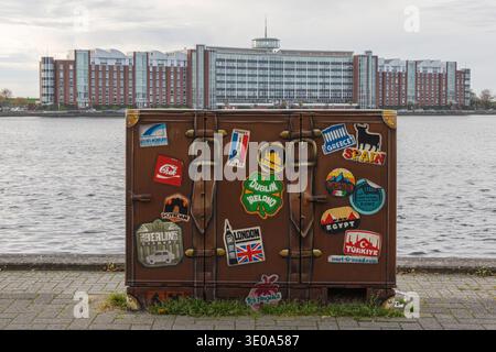 Graffiti, scatola di distribuzione di elettricità a Bontekai di Wilhelmshaven artista di graffiti Thorben IDE, 'Word-G-Wall', valigia con motivi con adesivi, Wilhelms Foto Stock