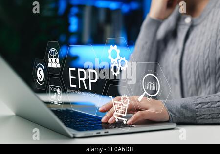 Concetto di ERP Enterprise Resource Planning System. Donna d'affari che utilizza un computer portatile per la gestione dei processi aziendali, l'analisi dei dati, la catena di approvvigionamento, Foto Stock