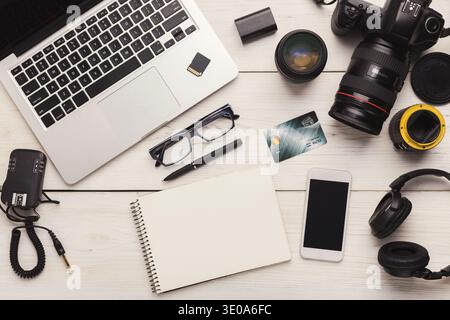 Attrezzatura per fotografi e blocco note vuoto Foto Stock