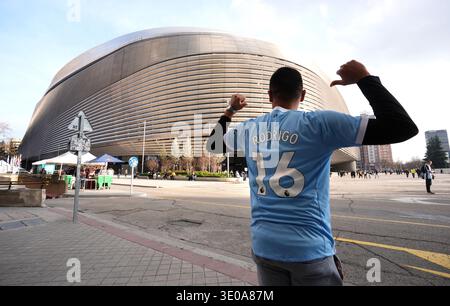 Un tifoso del Manchester City si posa per scattare fotografie fuori dallo stadio in vista della partita di andata e ritorno della UEFA Champions League del sedicesimo turno al Bernabeu di Madrid. Data foto: Mercoledì 11 marzo 2026. Foto Stock