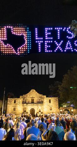 Immagine drone "Let's Texas" sopra Alamo, San Antonio, Texas, USA Foto Stock