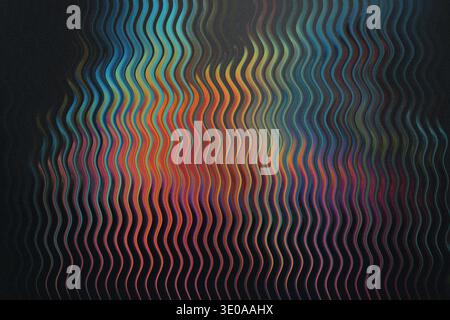 Un'immagine astratta ad alto contrasto che mostra linee ondulate vivaci e multicolori (tra cui blu, arance e viola) su uno sfondo scuro e granuloso Foto Stock