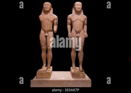 Statue dei fratelli Cleobis e Bitone, Museo Archeologico di Delfi. Foto Stock