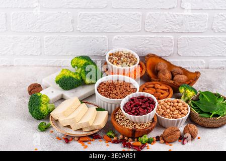 Asortazione di prodotti proteici vegani a base vegetale Foto Stock
