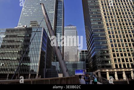 Blick von der South Quay Footbridge über das South Dock Hafenbecken auf die nördlich liegenden Hochhäuser, unter anderen das One Canada Square. Canara Wharf, Docklands. Londra, Inghilterra docklands di londra 20 *** Vista dal South Quay Footbridge attraverso il bacino del porto di South Dock agli alti edifici a nord, tra cui One Canada Square Canara Wharf, Docklands London, England london docklands 20 Foto Stock