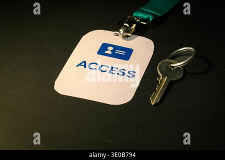 Accesso a badge e chiavi su una superficie scura, immagine concettuale del controllo degli accessi, verifica dell'identità, autenticazione e sicurezza fisica collegata al cybe Foto Stock