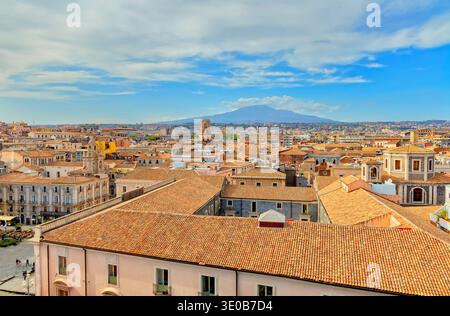 Vista elevata della città con il vulcano Etna in lontananza, Catania, Sicilia, Italia Foto Stock
