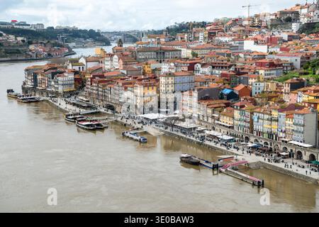 Vista sul quartiere di Bairro da Ribeira lungo il fiume Douro a Porto Portogallo. Foto Stock