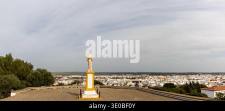Vista panorámica de Chiclana de la Frontera desde el mirador en la Ermita de Santa Ana, un emblemático templo. Cadice, España Foto Stock