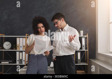 Un paio di giovani colleghi lavorano in un ufficio moderno Foto Stock