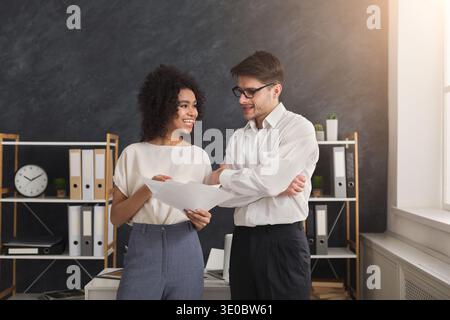 Un paio di giovani colleghi lavorano in un ufficio moderno Foto Stock