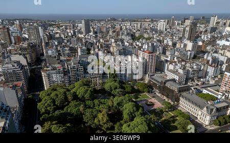 Immagine aerea di Barrio Norte, Buenos Aires, Argentina, con Plaza Rodriguez Peña e il Rio de la Plata Foto Stock