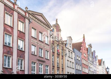 Danzica, una città sulla costa baltica della Polonia settentrionale, in Europa. Edifici storici colorati si trovano fianco a fianco in un paesaggio urbano europeo che mostra archi Foto Stock