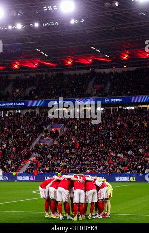 LEVERKUSEN, GERMANIA - 11 MARZO: Gli undici di partenza dell'Arsenal formano un huddle prima della partita di UEFA Champions League 2025/26 del 16° turno della prima tappa tra il Bayer 04 Leverkusen e l'Arsenal FC alla BayArena l'11 marzo 2026 a Leverkusen, Germania. (Foto di Rene Nijhuis) Foto Stock
