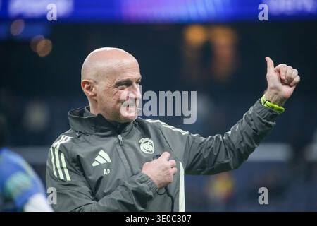 Madrid, Spagna, 11 marzo 2026: L'allenatore di fitness del Real Madrid, Antonio Pintus, punta sullo stemma del Real Madrid durante la prima tappa della UEFA Champions League 2025-26 a Madrid tra il Real Madrid e il Manchester City, l'11 marzo 2026, allo stadio Santiago Bernabéu di Madrid, in Spagna. Crediti: Alberto Brevers / Alamy Live News. Foto Stock